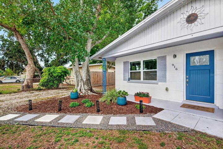Property Photo:  916 Pattison Avenue  FL 34237 