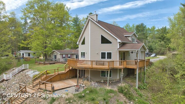 Property Photo:  1724 Middle Point Drive  MI 48610 