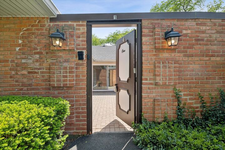 Property Photo:  1 Carlisle On Duxbury Court 1  IL 60008 