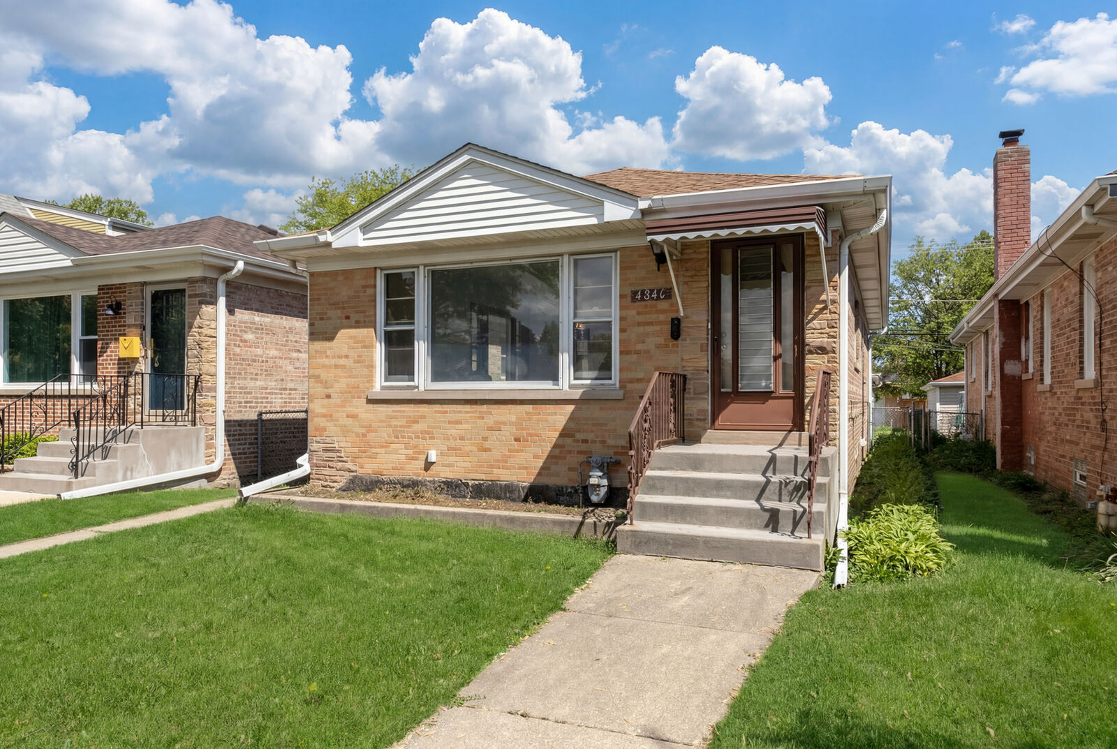 Property Photo: 4846 W Foster Avenue IL 60630