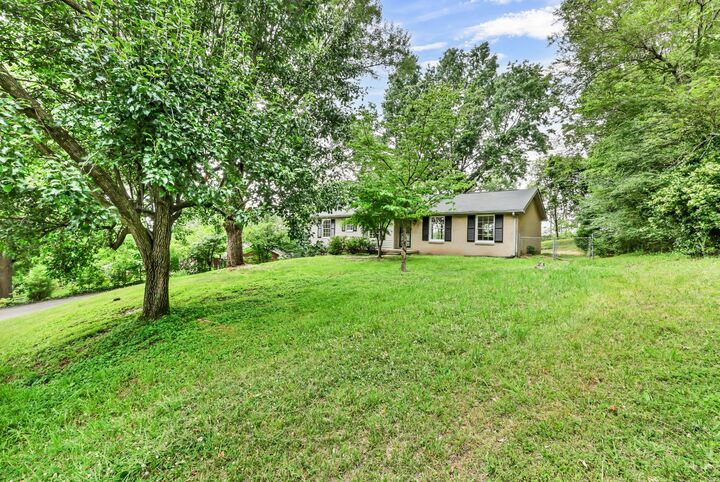 Property Photo: 916 Beacon Dr TN 37043