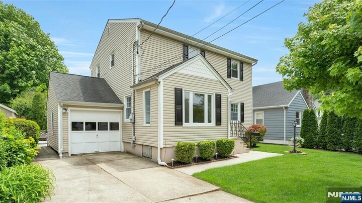 Property Photo:  15 Oak Place  NJ 07506 