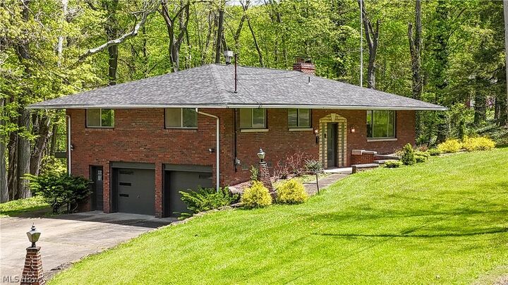 Property Photo:  1050 Park Circle  OH 44420 