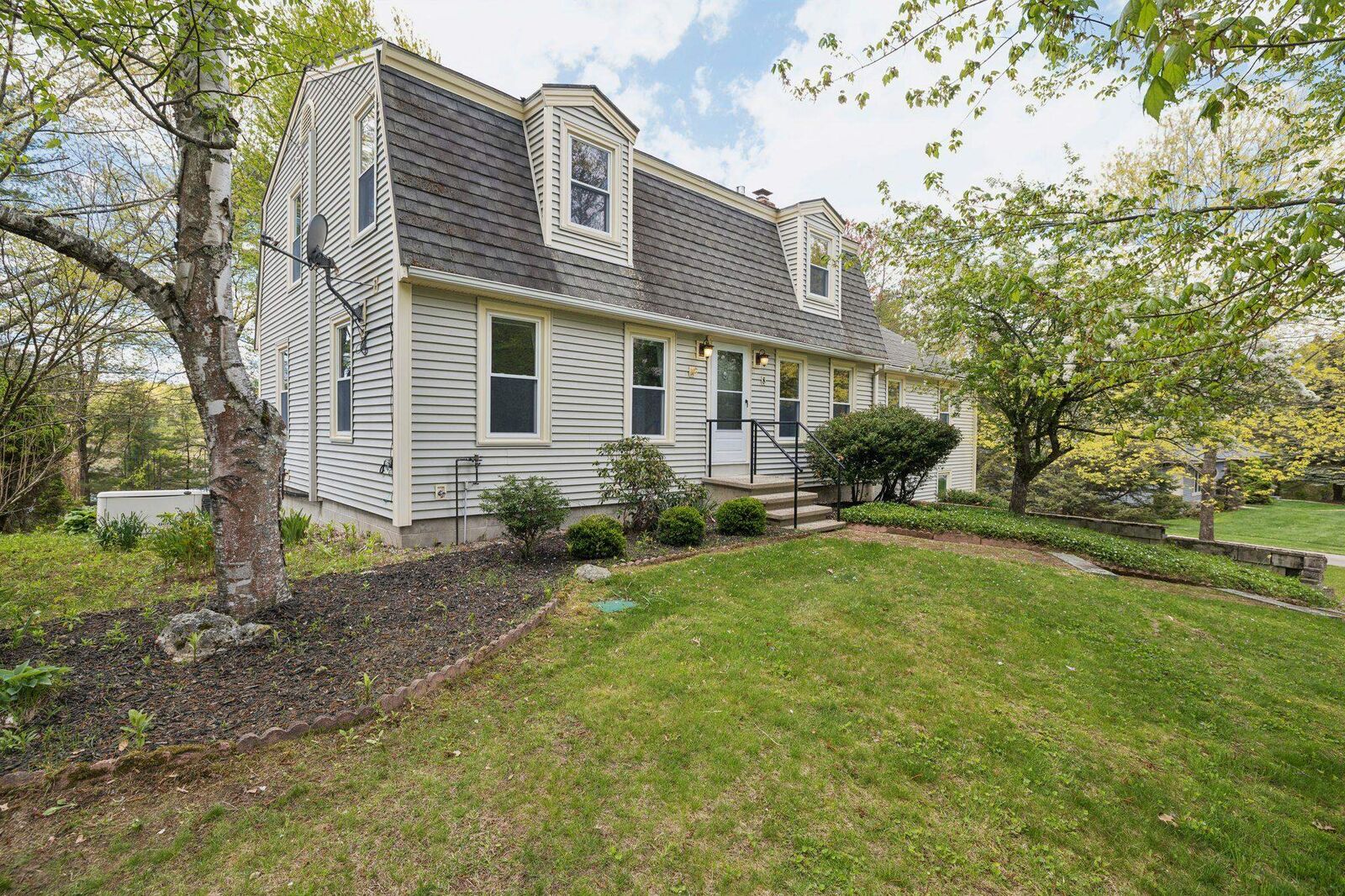 Property Photo:  8 Queens Way  NH 03054 
