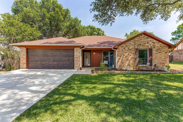 Property Photo:  301 Shawnee Trail  TX 76248 