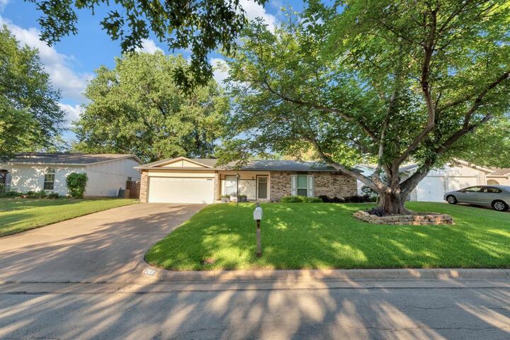 Property Photo:  2611 Mintwood Place  TX 76016 