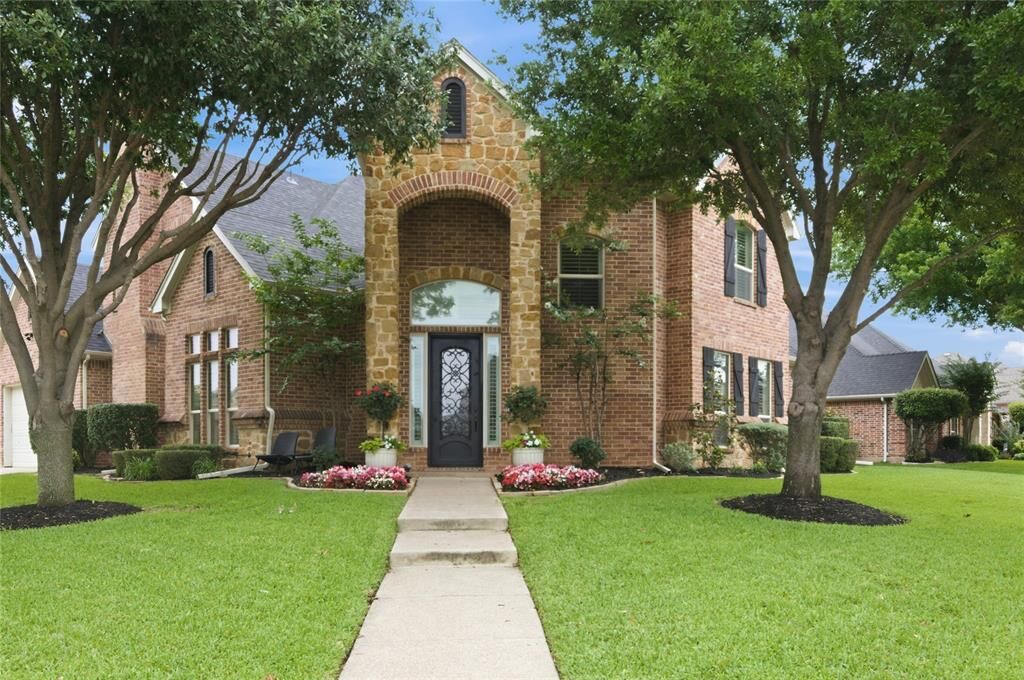 Property Photo:  696 Bear Creek Drive  TX 76054 