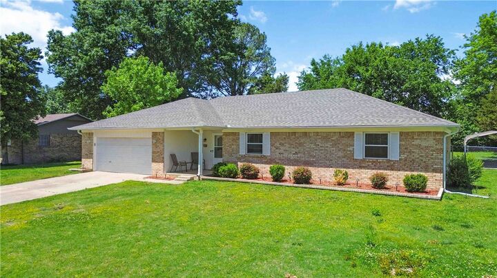 Property Photo:  2006 Cardinal Drive  AR 72764 