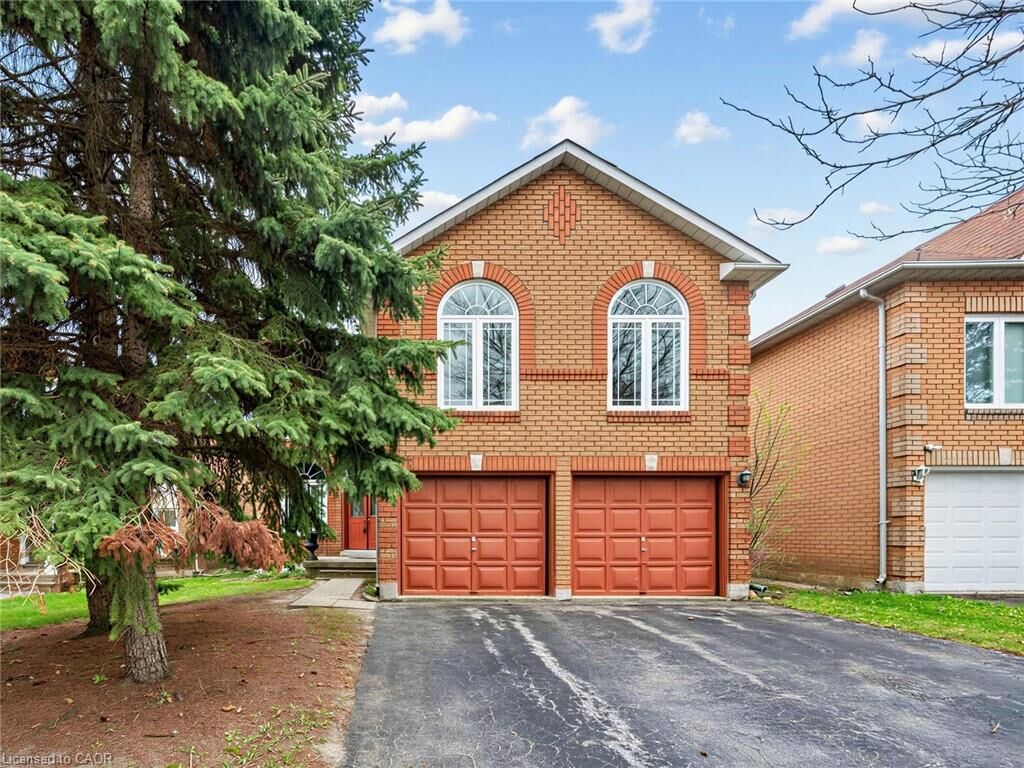Property Photo: 7 Luba Avenue ON L4S 1G4