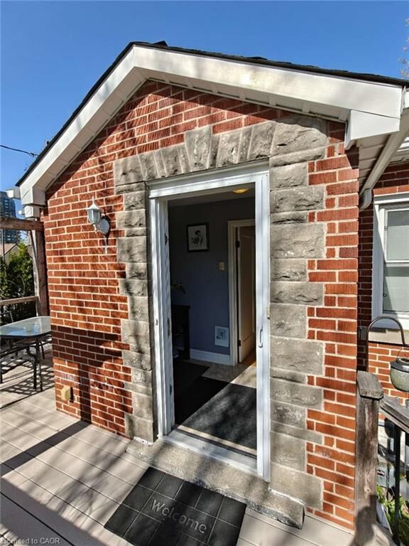 Property Photo:  18 Dunbar Road S  ON N2L 2E1 