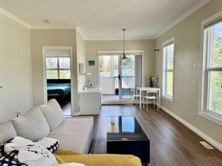 Property Photo:  102 Prestwick Gardens SE  AB T2Z 3V4 