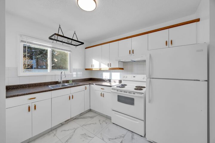 Property Photo:  219 90 Avenue SE 33  AB T2J 0A3 
