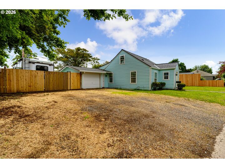 Property Photo: 525 21st St OR 97477