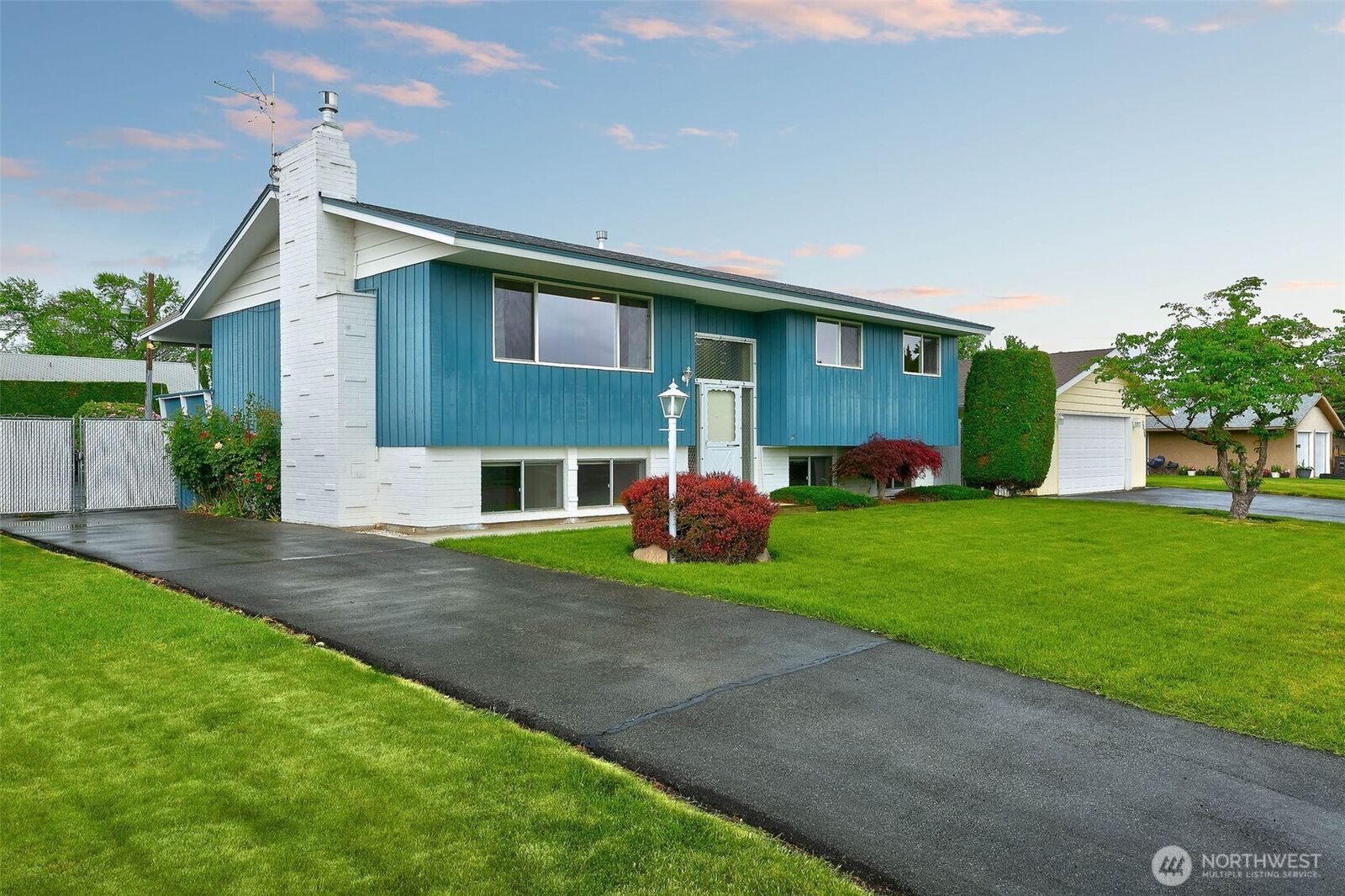 Property Photo: 1208 S 28th Avenue WA 98902