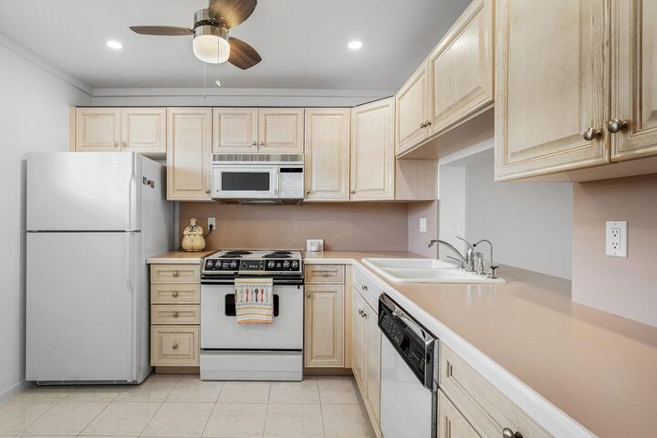 Property Photo:  921 Gardenia Drive 370  FL 33483 