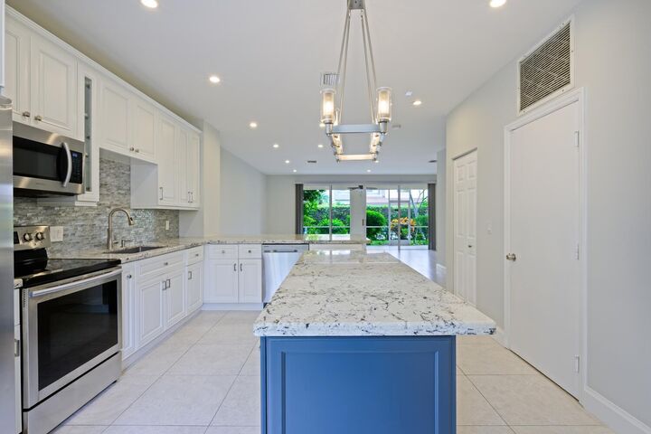 Property Photo:  6817 Via Regina  FL 33433 