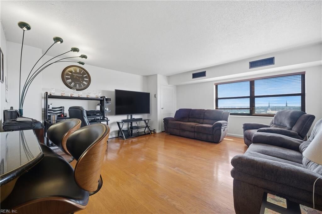Property Photo:  1 Crawford Pw 1206  VA 23704 