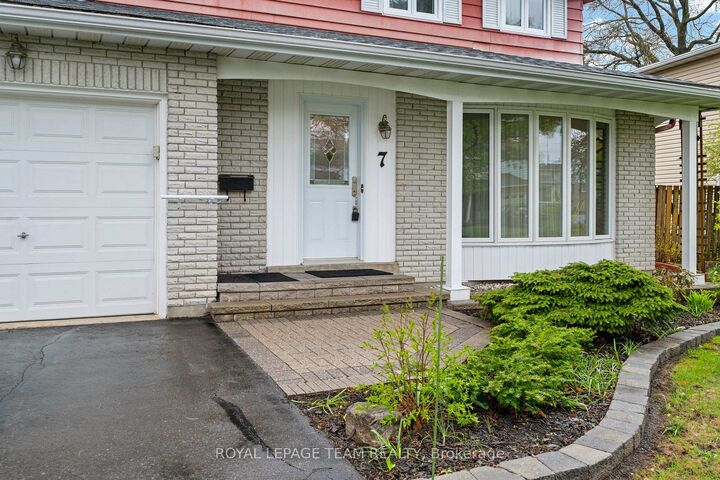 Property Photo: 7 Centrepark Drive ON K1B 3C2