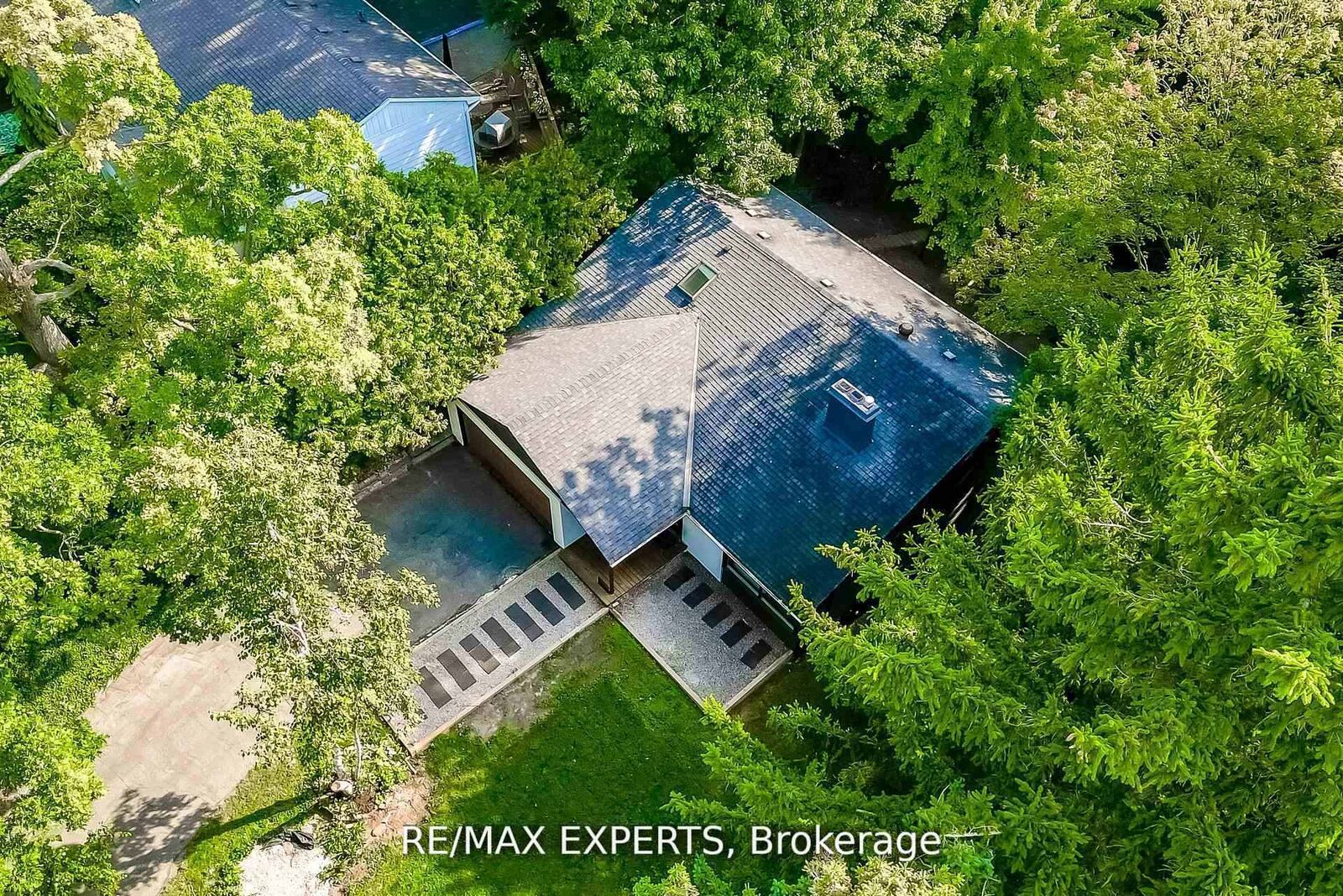 Property Photo: 1135 Greenoaks Drive ON L5J 3A1