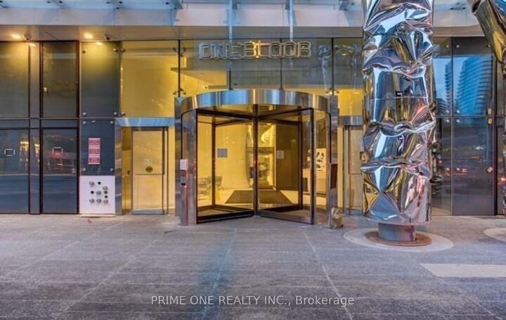 Property Photo:  1 Bloor Street E 1704  ON M4W 0A8 
