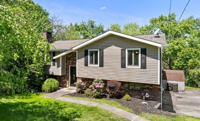 Property Photo:  2813 Glenny Lane Ext  PA 15122 
