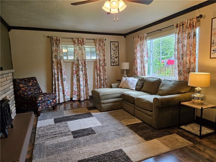 Property Photo:  122 Hillcrest Dr  PA 15237 