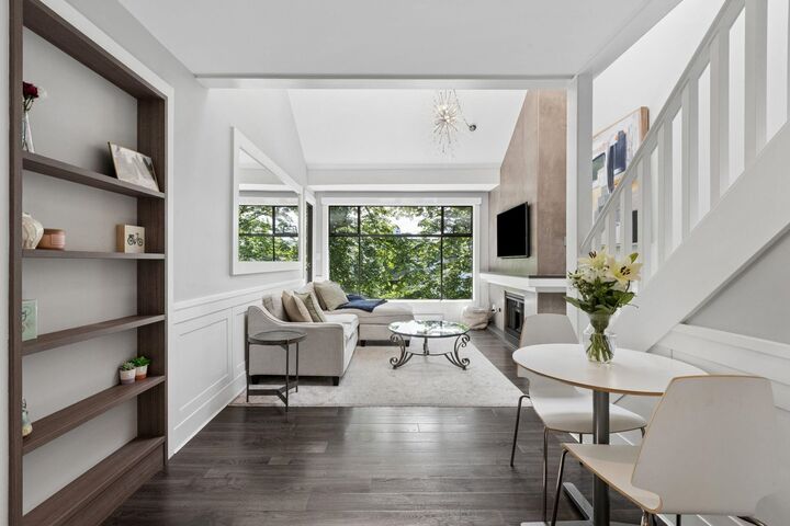 Property Photo:  1702 Chesterfield Avenue 303  BC V7M 2P1 