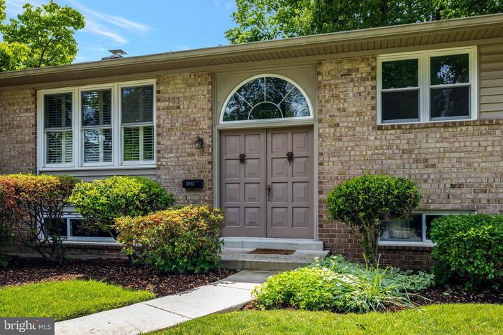 Property Photo: 8803 Kenilworth Drive VA 22151