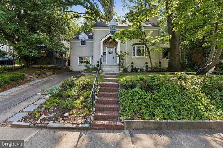 Property Photo:  2700 S Grant Street  VA 22202 