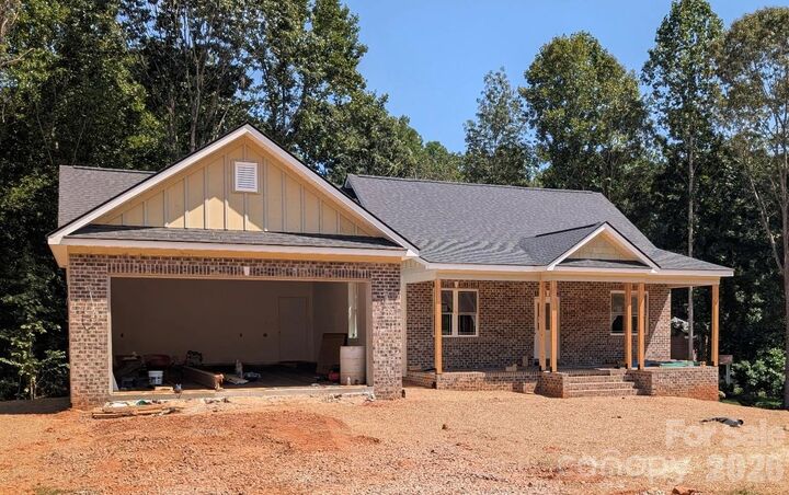 Property Photo: 1895 Knolls Drive NC 28658
