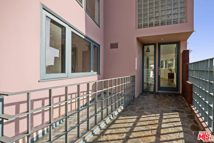 Property Photo:  2980 Hollyridge Dr  CA 90068 