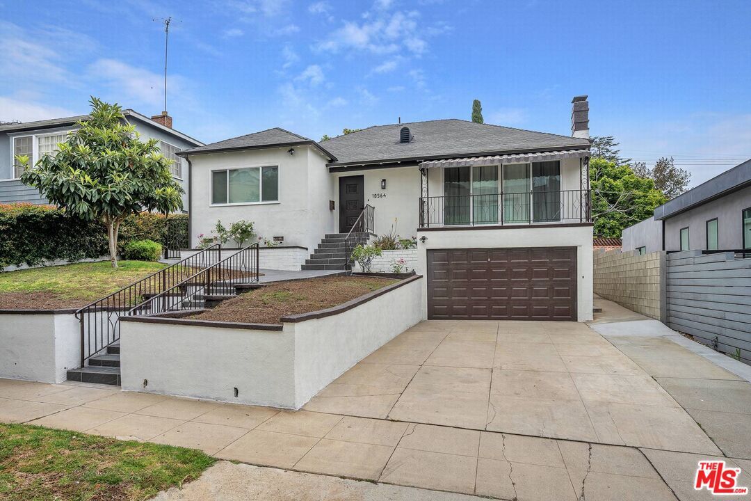 Property Photo: 10564 Ashton Ave CA 90024