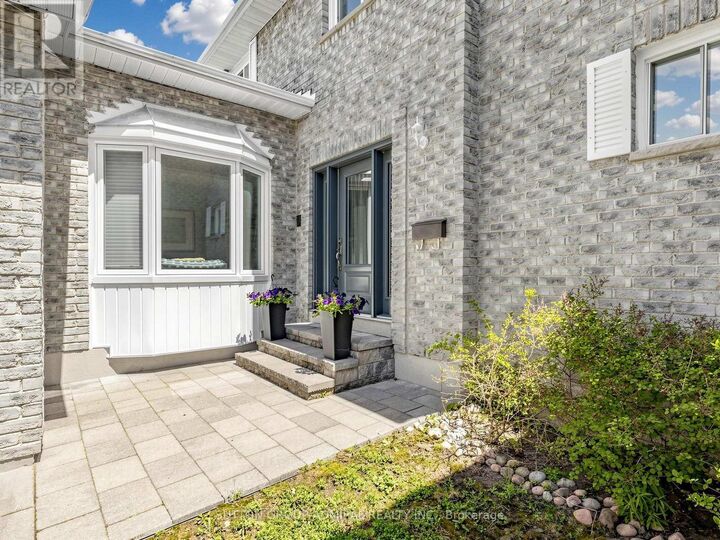 Property Photo:  20 Esther Crescent  ON L4J 3L4 