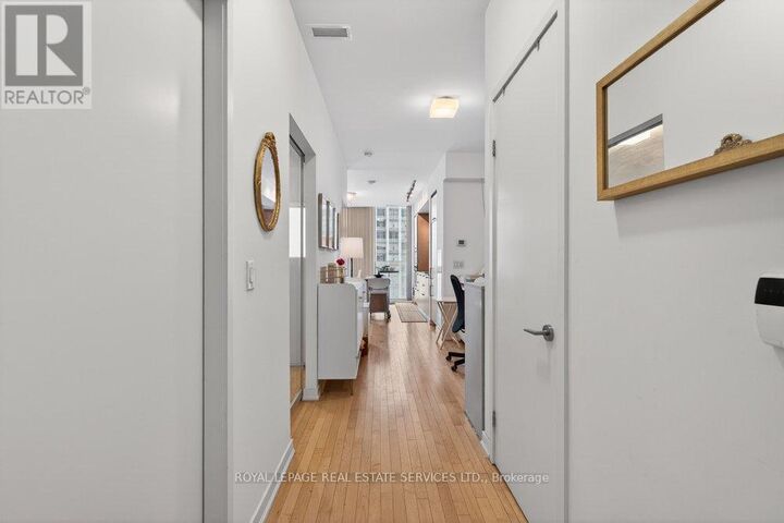 Property Photo:  14 York Street 1804  ON M5J 0B1 