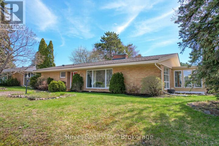 Property Photo:  905 Pinewood Road  ON P1B 4P2 