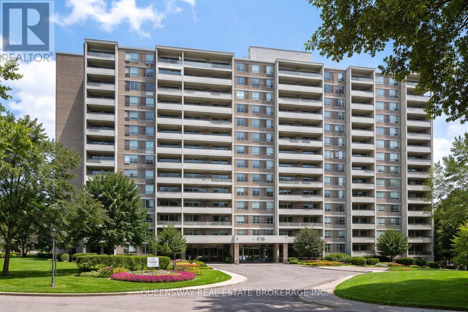 Property Photo: 10 Edgecliff Golfway 504 ON M3C 3A3