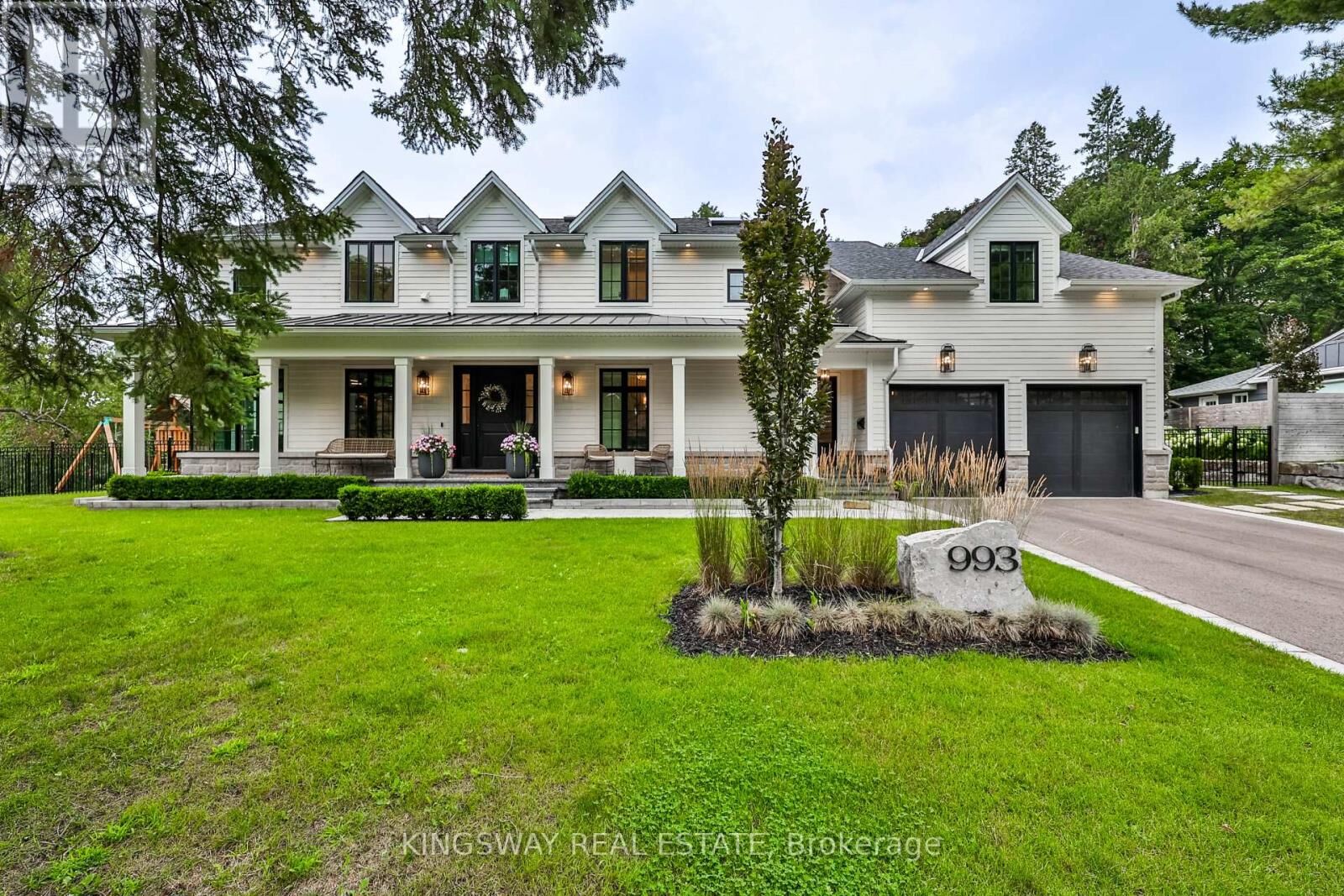 Property Photo: 993 Albertson Crescent ON L5H 3C6