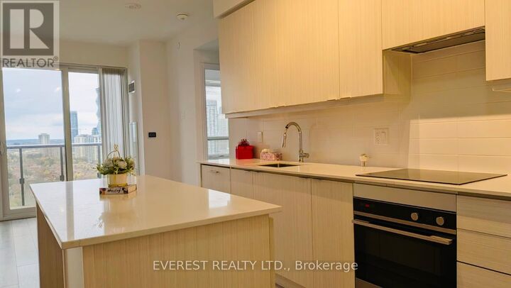 Property Photo:  36 Elm Drive West 2409  ON L5B 0N3 