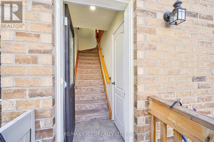 Property Photo:  5 Bloom Street Coach  ON L6B 0Z7 