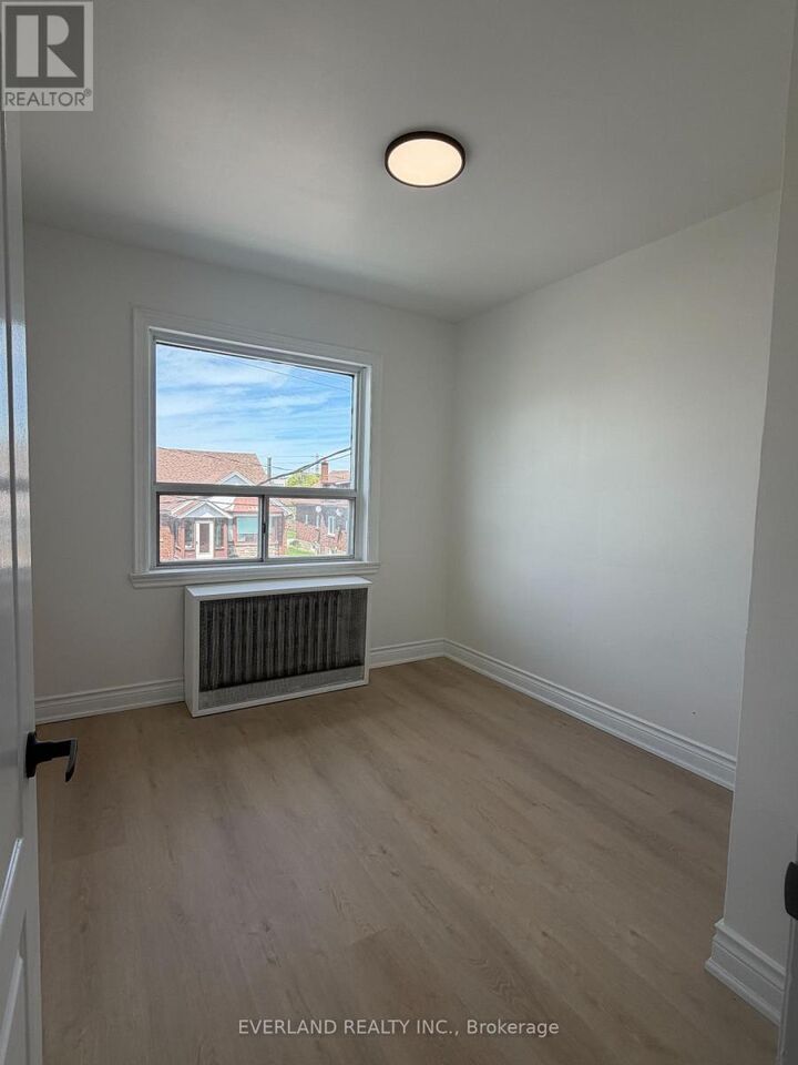 Property Photo:  247 Belgravia Avenue 2nd Floor  ON M6E 2M9 