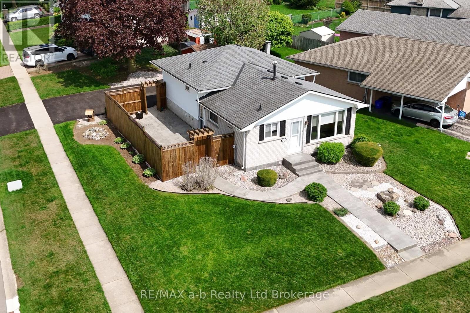 Property Photo:  324 Macdonald Drive  ON N4S 8E3 