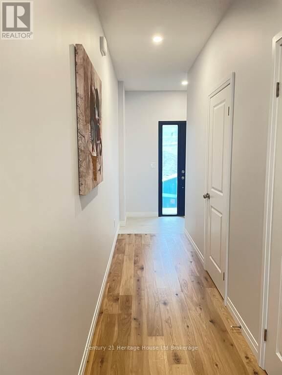 Photo de la propriété:  321 Kading Crescent  ON N4S 0G6 