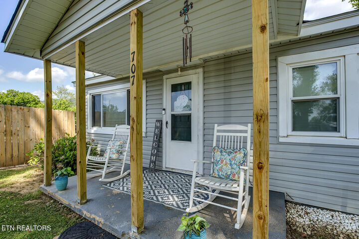 Property Photo:  707 Vine Ave  TN 37854 