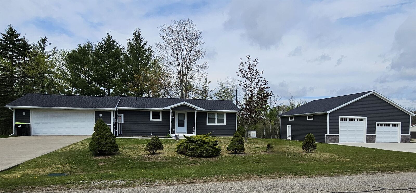 Property Photo:  1990 Huntington Circle  MI 48624 