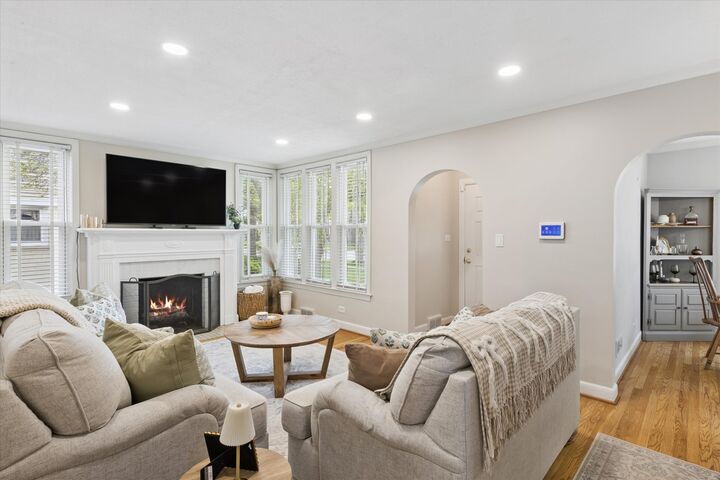 Property Photo:  923 S Fairfield Avenue  IL 60126 