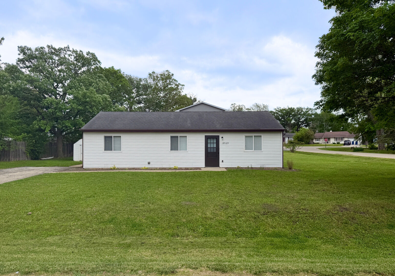 Property Photo:  37125 N Summerfield Drive  IL 60046 