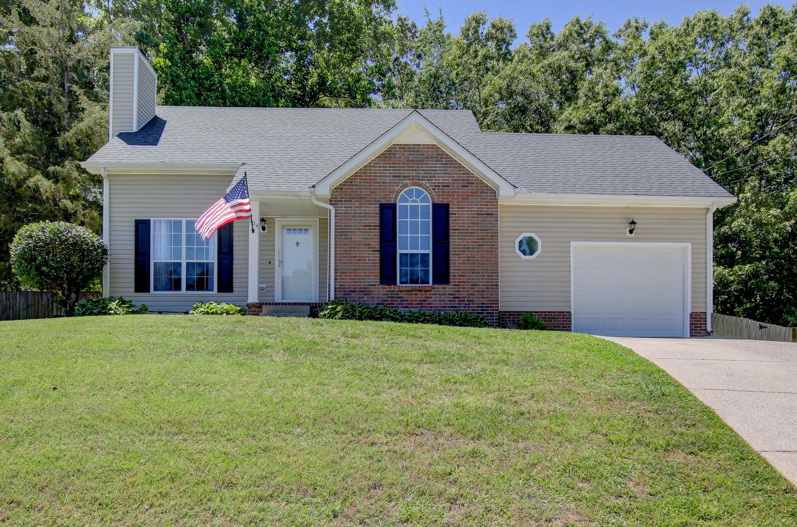 Property Photo: 704 Laurelwood Ct TN 37043
