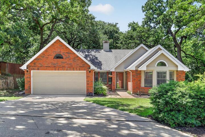 Property Photo:  1225 Circle View Court  TX 76051 