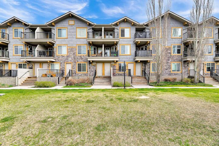 Property Photo:  224 McKenzie Towne Lane SE  AB T2Z 0C4 