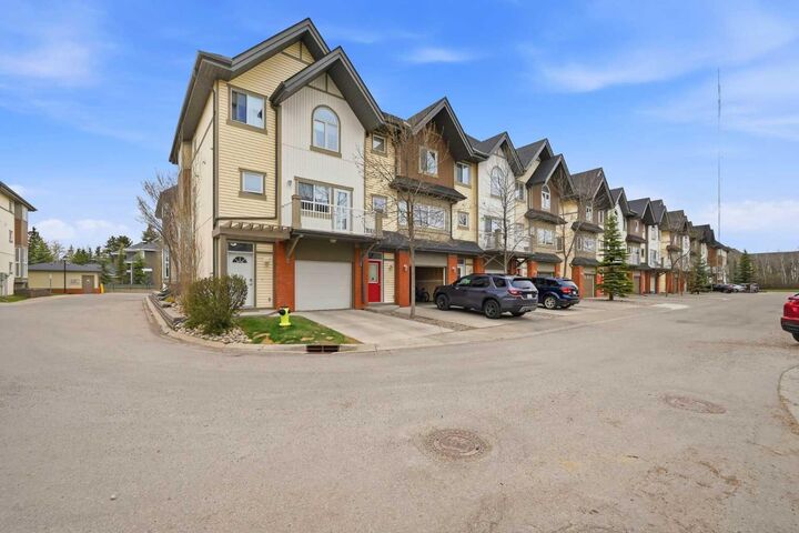Property Photo:  402 Wentworth Villas SW  AB T3H 0K6 